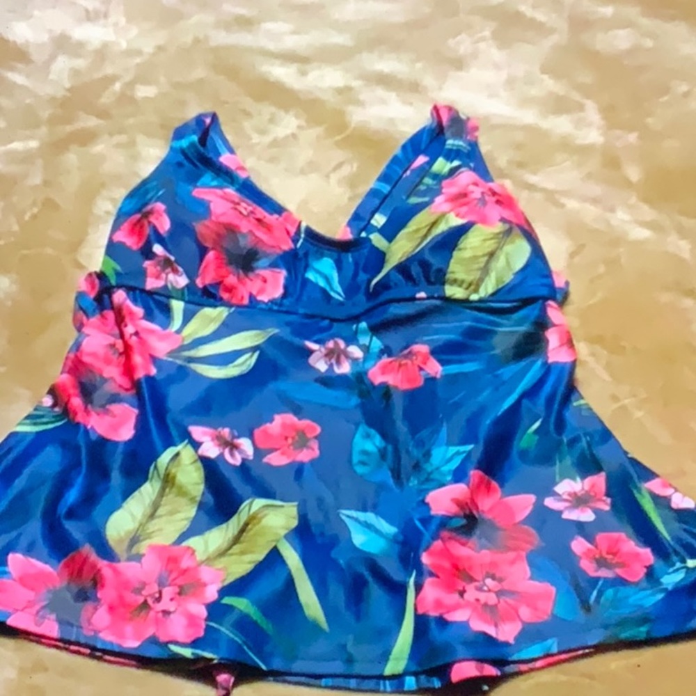Kona Sol Tankini Top Medium NWOT SW-24
